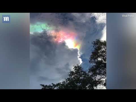 قوس قزح ناري يظهر في سماء تايلاند
