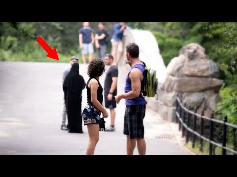 شباب يدافعون عن فتاة أمريكية هل سيقومون بالدفاع عن فتاة مسلمة قام حبيبها بضربها في الشارع