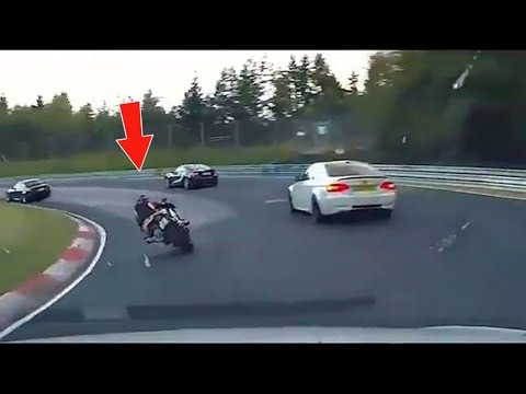 شاهد سائق دراجة نارية يقتحم حلبة سباق السيارات