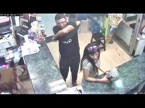 شاهد فتاة حسناء وصديقها ينفذان سرقة ماكرة داخل محل ملابس