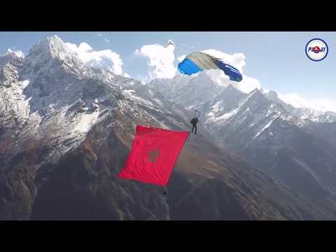 مغربي يغامر بحياته في جبال الهيمالايا