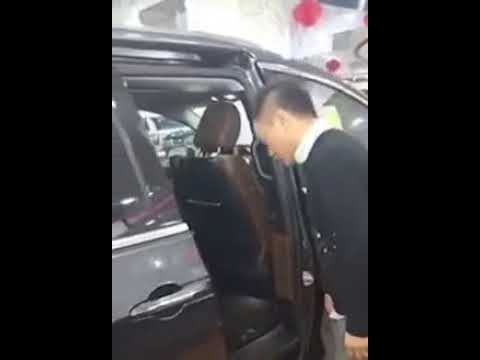 بائع سيارة يضع نفسه في موقف محرج أمام الزبائن