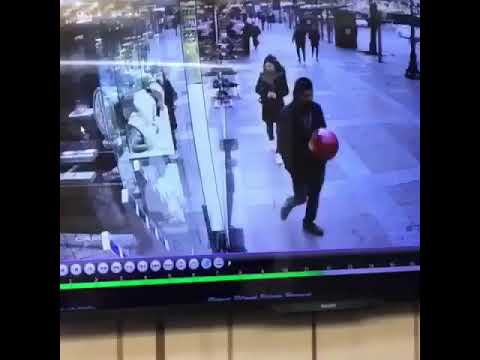 بالونة تتسبب في إحراج رجل أمام الناس