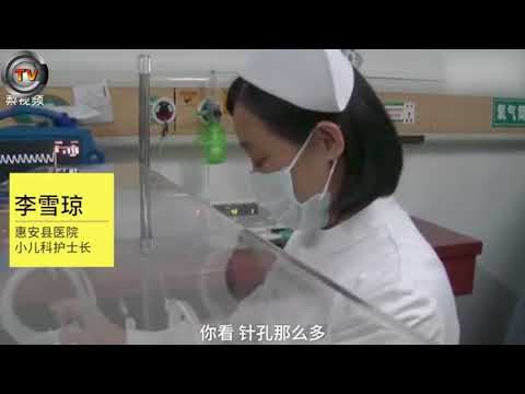 لحظة تخلى رجل عن طفله أمام دار أيتام