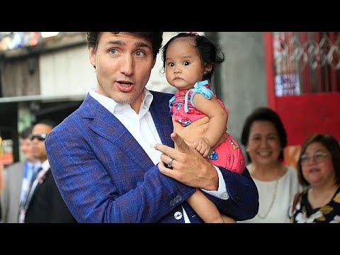 ترودو يفتن سكان مانيلا ويتناول الدجاج المقلي في مطعم للوجبات السريعة