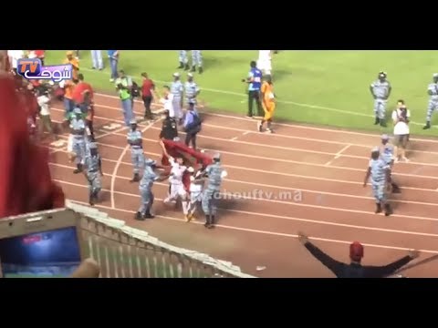 شاهد لحظة محاصرة بوصوفة ولاعب آخر من المنتخب الوطني