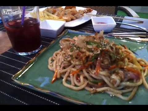 مجموعة من الديدان الحية في وعاء الطعام