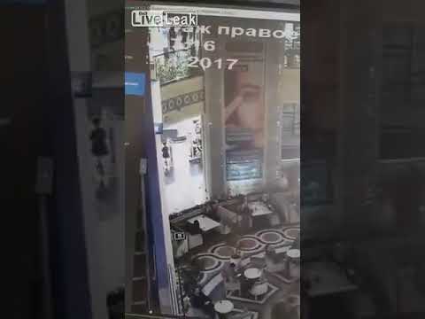 لحظة سقوط طفل من الطابق الثالث بمركز تجاري