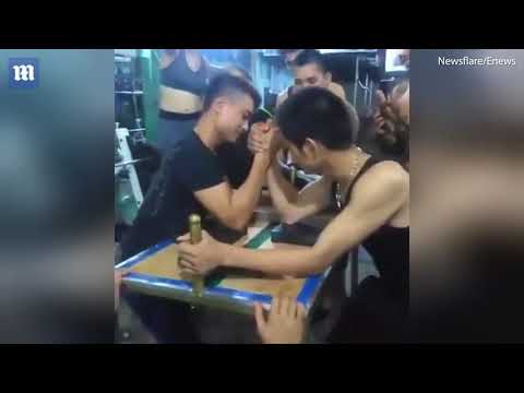 شاهد كسر يد رجل في مصارعة للأذرع