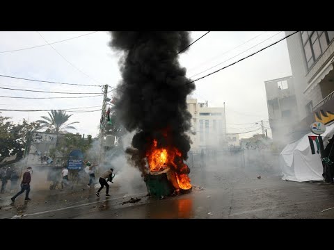 شاهد مواجهات في مظاهرة أمام السفارة الأميركية في بيروت