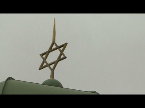 شاهد لحظة اعتداء بزجاجات حارقة على معبد يهودي