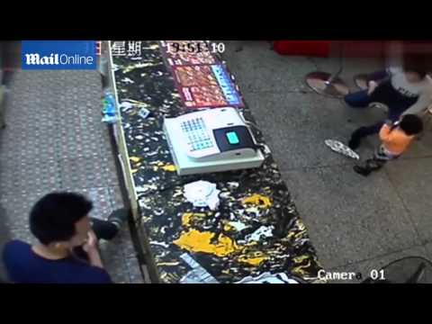 أم صينية تعذب ابنها بوحشية بسبب ساندوتش