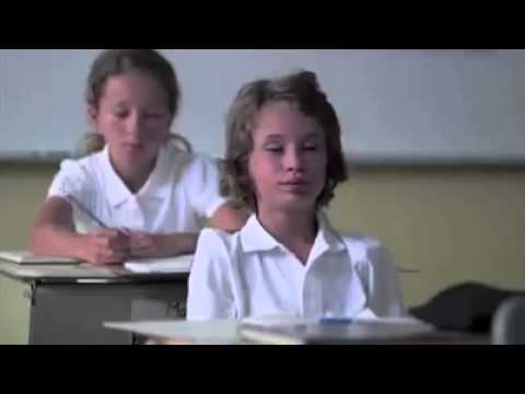 طفل يعبر عن حبه لمعلمته بصورة طريفة فيديو