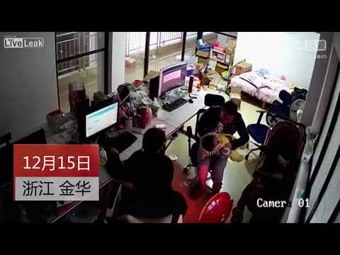 شاهد أب ينقذ طفله من السقوط برد فعل مذهل