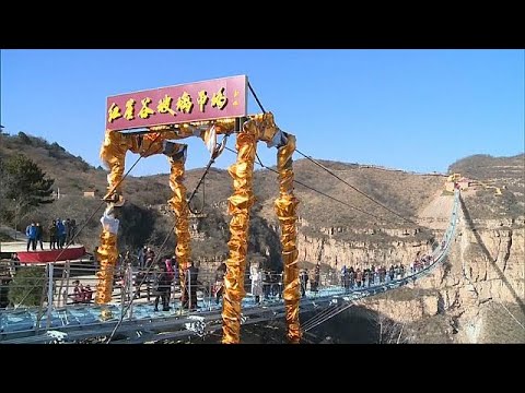 شاهد الصين تفتتح أطول جسر زجاجي في العالم
