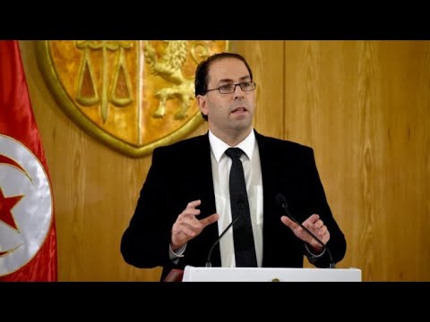 شاهد رئيس الوزراء التونسي يزور بلدة مضطربة