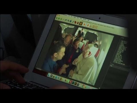 شاهد البابا فرنسيس يعقد أول زواج على طائرته