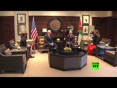 شاهد لحظة استقبال العاهل الأردني عبدالله الثاني لنائب الرئيس الأميركي