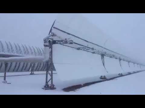 شاهد ثلوج كثيفة في محطة نور للطاقة الشمسية في ورزازات