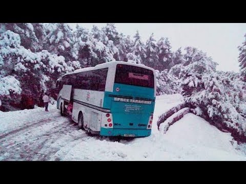 شاهد إصابات خطيرة لمسافرين انزلقت حافلتهم على طريق خنيفرة