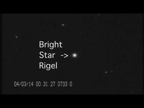 مركبة فضائية سرِّية وغير مأهولة  تمر أمام القمر