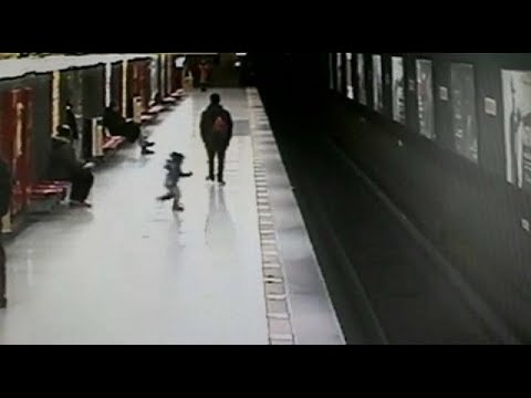 شاهد إنقاذ طفل صغير في ميلانو قبل دقيقة من وصول القطار