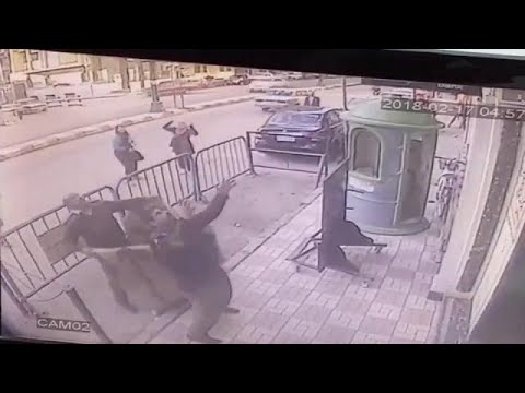 شاهد طفل مصري ينجو بأعجوبة بعد سقوطه من الطابق الثالث في أسيوط