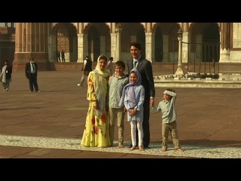 شاهد رئيس وزراء كندا يزور وعائلته أكبر مسجد في الهند