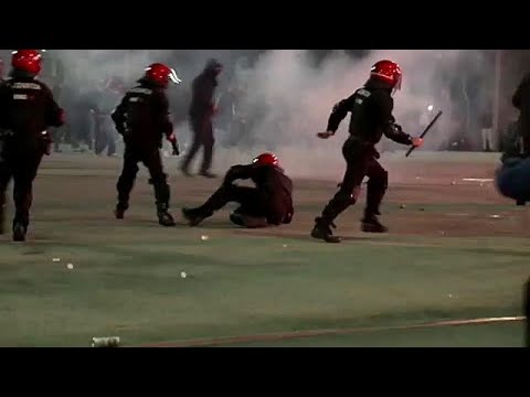 شاهد مقتل شرطي إسباني خلال مظاهرات بين مشجعي سبارتاك موسكو وأتليتيكو بلباو