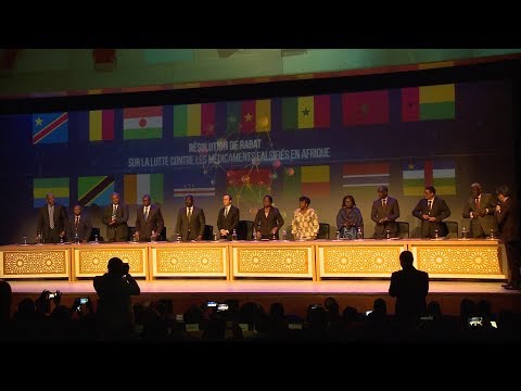 شاهد وزير الصحة يدعو إلى مكافحة الأدوية المُزيّفة في أفريقيا