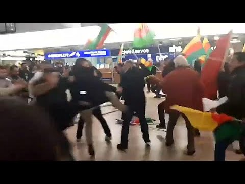 شاهد مطار هانوفر يتحول إلى ساحة عراك بين الأكراد والأتراك