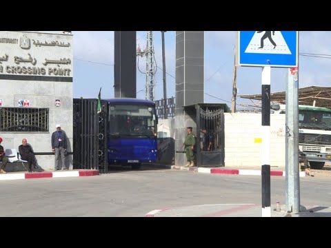 شاهد السلطات المصرية تفتح معبر رفح أربعة أيام