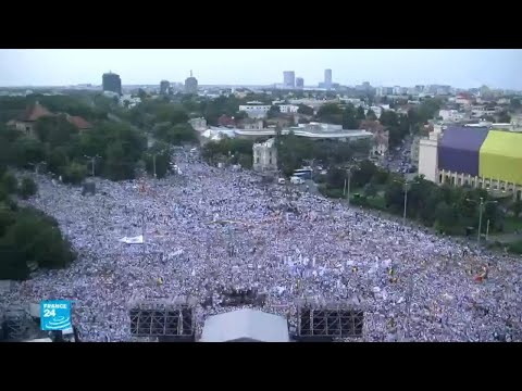 شاهدالمئات من أنصار المعارضة الرومانية يحتجون في شوارع بوخاريست
