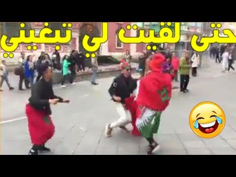 الجماهير المغربية تنقل الأغاني الشعبية للساعات العمومية