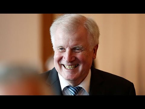 شاهد وزير الداخلية الألماني يتفاخر بترحيل 69 مهاجرًا في عيد مولده الـ69
