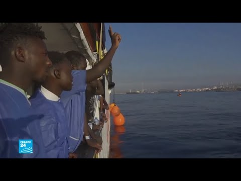 شاهد إسبانيا تستقبل سفينة جديدة تقلّ مهاجرين في ميناء مدينة الجزيرة