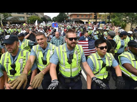 شاهدعشرات النازيين الجدد يتظاهرون في واشنطن مقابل مئات من المناوئين لهم