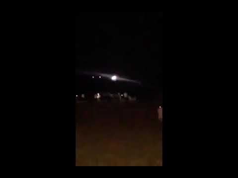 شاهد مئات الشباب يخرجون ليلا إلى شاطئ مرتيل من أجل الحريك