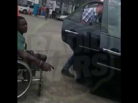 شاهد تعرض سيارة شرطة نيجيريا للتوقف