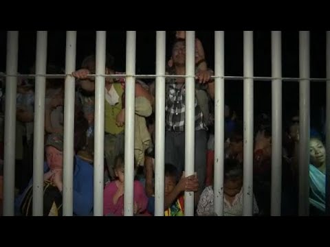 وفود حاشدة من المهاجرين تقتحم الحواجز الحدودية بين غواتيمالا والمكسيك