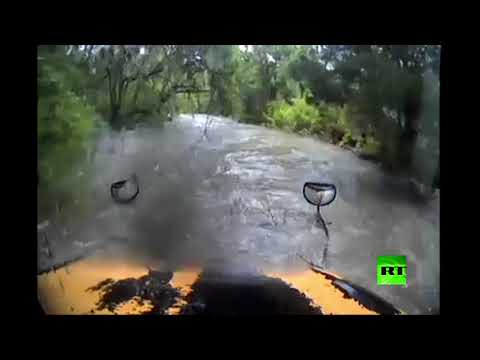 لحظة انزلاق حافلة مدرسية بسبب الفيضانات في ولاية تكساس الأميركية