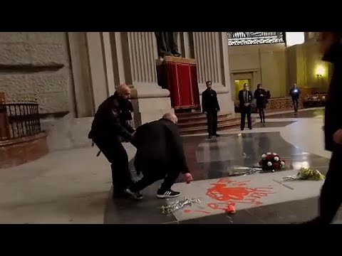 حمامةٌ باللون الأحمر على ضريح فرانثيسكو فرانكو واعتقالُ رسّامها