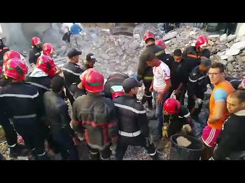 شاهدرجال الإنقاذ يبحثون عن ضحايا بعد انهيار 3 منازل في الدار البيضاء