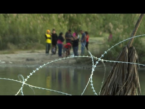 جنود الجيش الأميركي يضعون أسلاكًا شائكة عند الحدود مع المكسيك