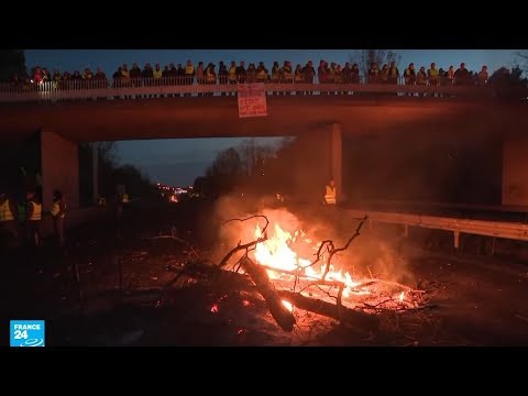 الحكومة الفرنسية متمسكة بضرائب المحروقات