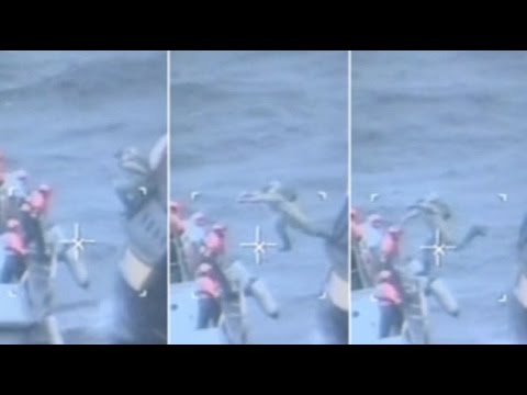 شاهد لقطات مروعة خلال إنقاذ طاقم سفينة من الغرق