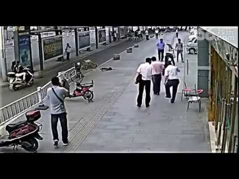 بالفيديو لحظة سقوط رجل من مبنى شاهق