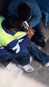 شاهد  شابان  يتناولان الهيروين نهارًا في أحد شوارع طنجة