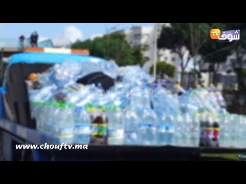 شاهد انقلاب شاحنة مُحمّلة بالمشروبات الغازية والمياه المعدنية