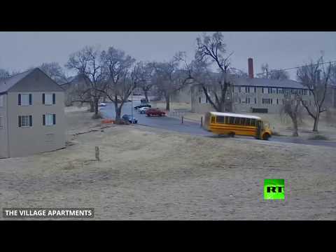 لحظة انقلاب حافلة مدرسية على طريق جليدي في الولايات المتحدة